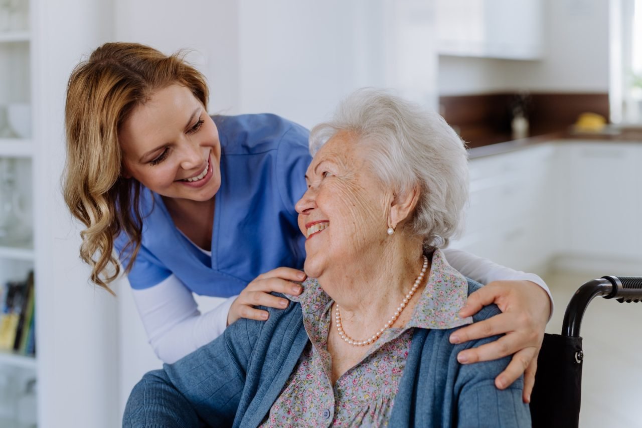 Infirmière avec une cliente âgée